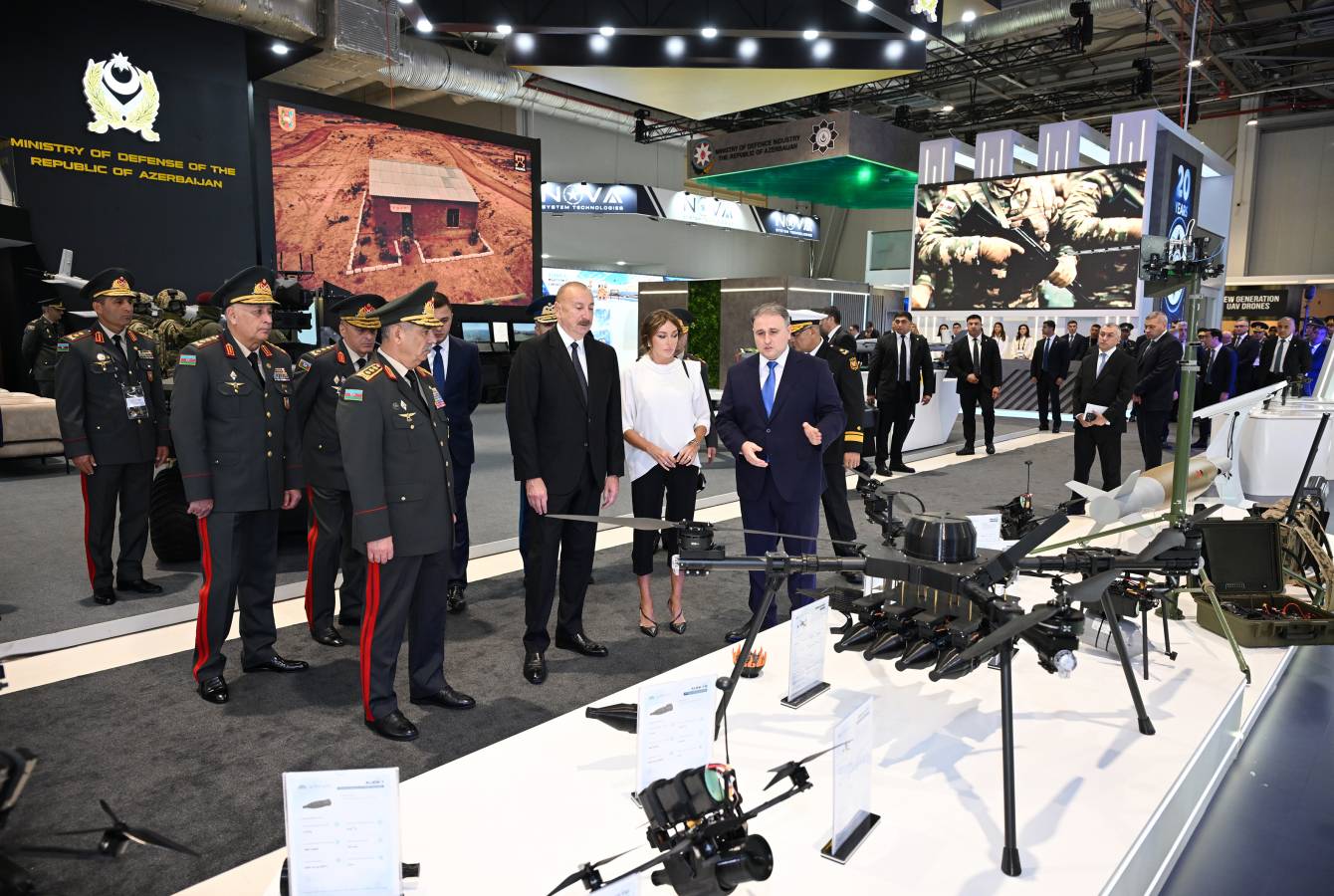 İlham Əliyev “ADEX 2026” və “Securex Caspian” sərgiləri ilə tanış olub