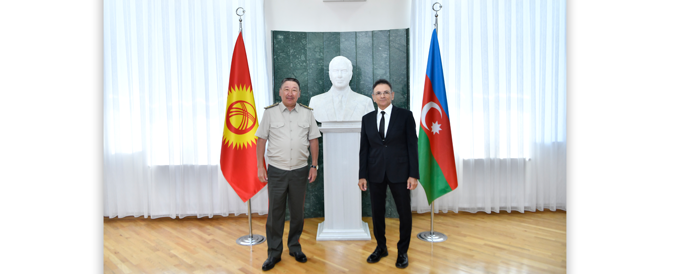 Müdafiə sənayesi naziri Mədət Quliyev Qırğız Respublikasının müdafiə nazirini qəbul edib