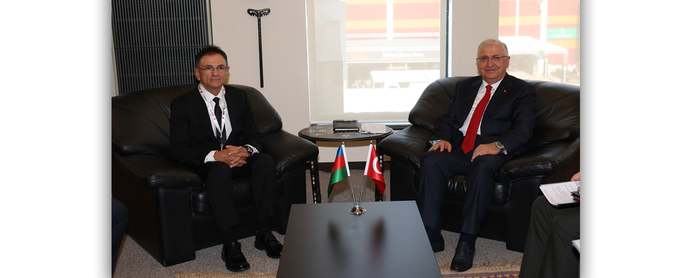 Mədət Quliyev “İDEF-2023” Beynəlxalq Müdafiə Sənayesi Sərgisi çərçivəsində Türkiyə Respublikasının milli müdafiə naziri Yaşar Güler ilə görüşüb