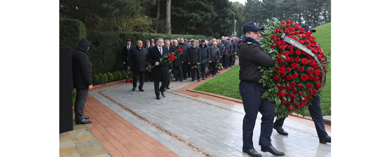 Müdafiə Sənayesi Nazirliyinin əməkdaşları Ümummilli Lider Heydər Əliyevin əziz xatirəsini yad ediblər