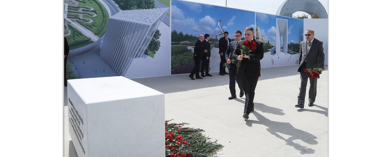 Müdafiə Sənayesi Nazirliyinin rəhbər heyəti Anım Günündə Zəfər parkında olub
